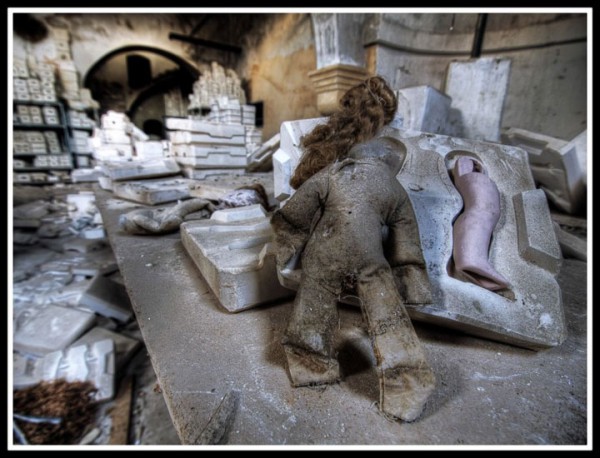 promenez-vous-dans-les-angoissantes-allees-vides-de-7-usines-a-jouets-desaffectees36