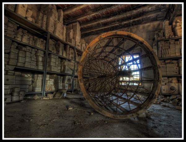 promenez-vous-dans-les-angoissantes-allees-vides-de-7-usines-a-jouets-desaffectees37