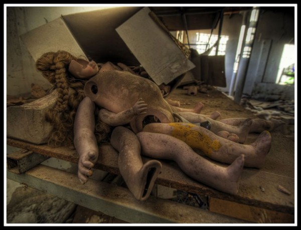 promenez-vous-dans-les-angoissantes-allees-vides-de-7-usines-a-jouets-desaffectees39