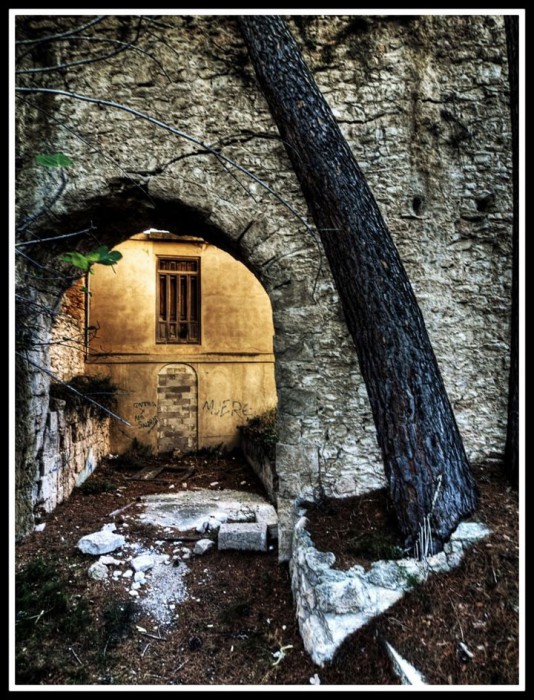 promenez-vous-dans-les-angoissantes-allees-vides-de-7-usines-a-jouets-desaffectees40