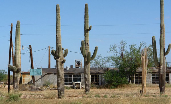 promenez-vous-dans-les-angoissantes-allees-vides-de-7-usines-a-jouets-desaffectees43