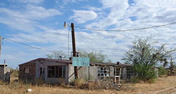 promenez-vous-dans-les-angoissantes-allees-vides-de-7-usines-a-jouets-desaffectees44