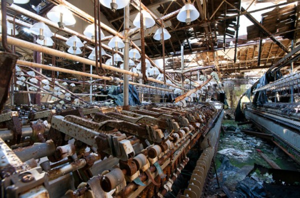 promenez-vous-dans-les-angoissantes-allees-vides-de-7-usines-a-jouets-desaffectees47