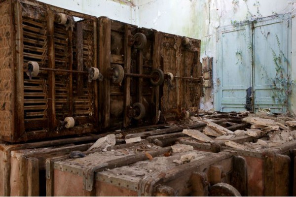 promenez-vous-dans-les-angoissantes-allees-vides-de-7-usines-a-jouets-desaffectees48