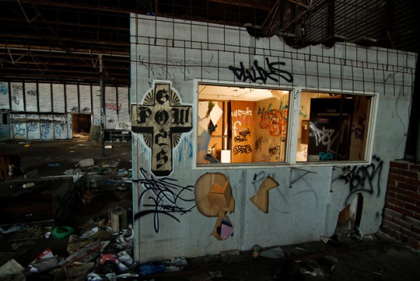 promenez-vous-dans-les-angoissantes-allees-vides-de-7-usines-a-jouets-desaffectees5