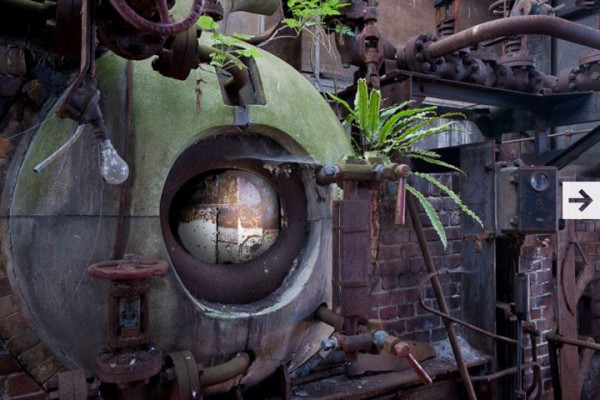 promenez-vous-dans-les-angoissantes-allees-vides-de-7-usines-a-jouets-desaffectees50