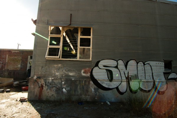 promenez-vous-dans-les-angoissantes-allees-vides-de-7-usines-a-jouets-desaffectees6