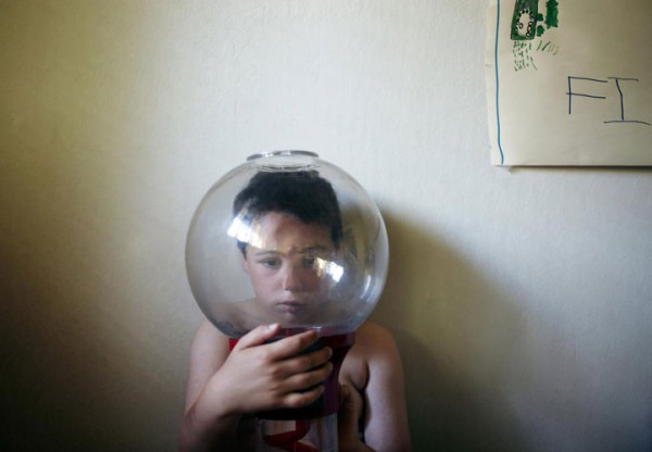 timothy-met-en-scene-lautisme-de-son-fils-dans-des-photographies-touchantes-pleines-de-malice1