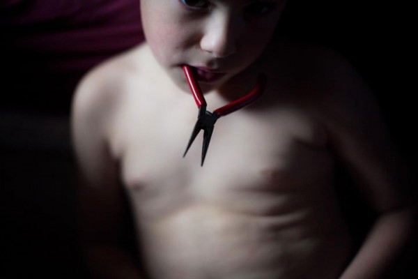 timothy-met-en-scene-lautisme-de-son-fils-dans-des-photographies-touchantes-pleines-de-malice14
