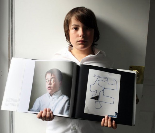 timothy-met-en-scene-lautisme-de-son-fils-dans-des-photographies-touchantes-pleines-de-malice28