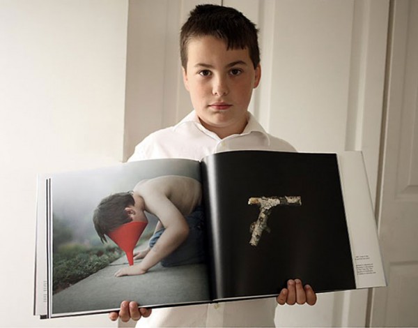 timothy-met-en-scene-lautisme-de-son-fils-dans-des-photographies-touchantes-pleines-de-malice29
