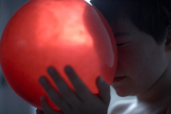 timothy-met-en-scene-lautisme-de-son-fils-dans-des-photographies-touchantes-pleines-de-malice3