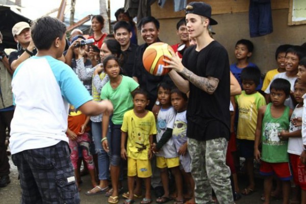 783883-justin-bieber-joue-basketball-avec