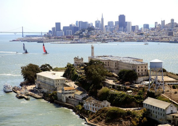 Bateaux entre l'ile d'Alcatraz et San Francisco pendant la finale de l' America's Cup en septembre