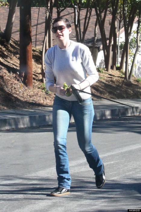 Anne Hathaway and Esmeralda leave a Christmas treat on a paparazzo's car