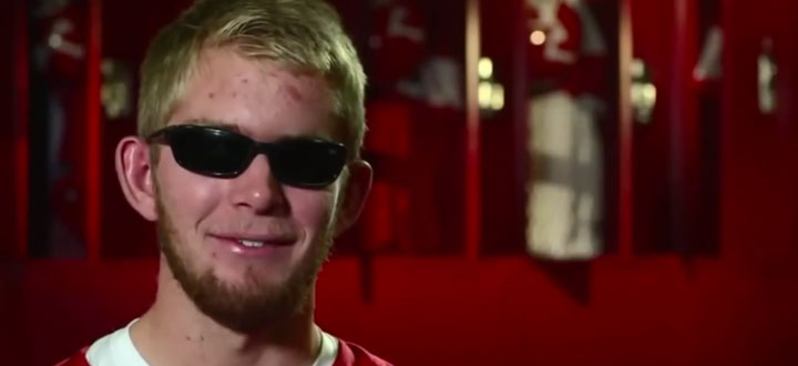 un-jeune-aveugle-de-16-ans-nous-offre-une-veritable-lecon-de-vie-en-poursuivant-son-reve-de-jouer-au-football-americain5