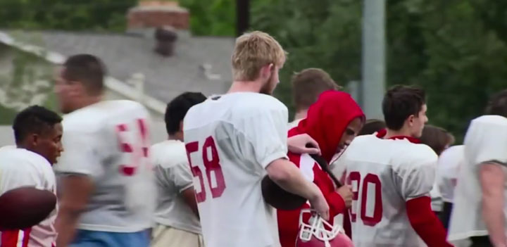 un-jeune-aveugle-de-16-ans-nous-offre-une-veritable-lecon-de-vie-en-poursuivant-son-reve-de-jouer-au-football-americain7