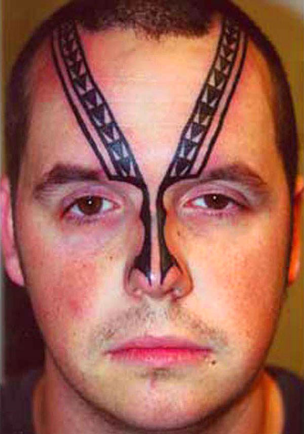 18-tatouages-faciaux-completement-wtf-qui-en-disent-long-sur-ces-personnes20