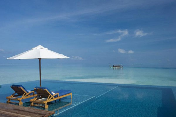 25-piscines-infinies-qui-vous-donneront-envie-de-piquer-une-tete10