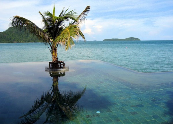 25-piscines-infinies-qui-vous-donneront-envie-de-piquer-une-tete13