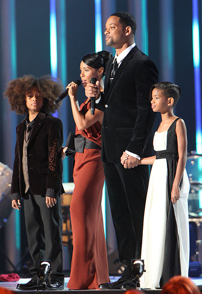 413px-Nobel_Peace_Price_Concert_2009_Will_Smith_and_Jada_Pinkett_Smith_with_children1