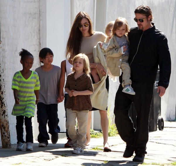 Brad-Pitt-et-Angelina-Jolie-en-famille_portrait_w858