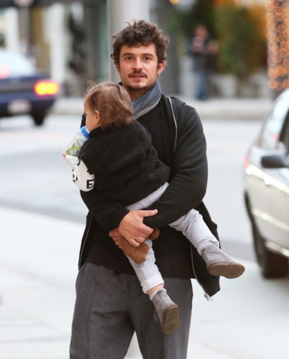 Orlando-Bloom-avec-son-fils-Flynn-a-Beverly-Hills-le-22-decembre-2012_portrait_w674