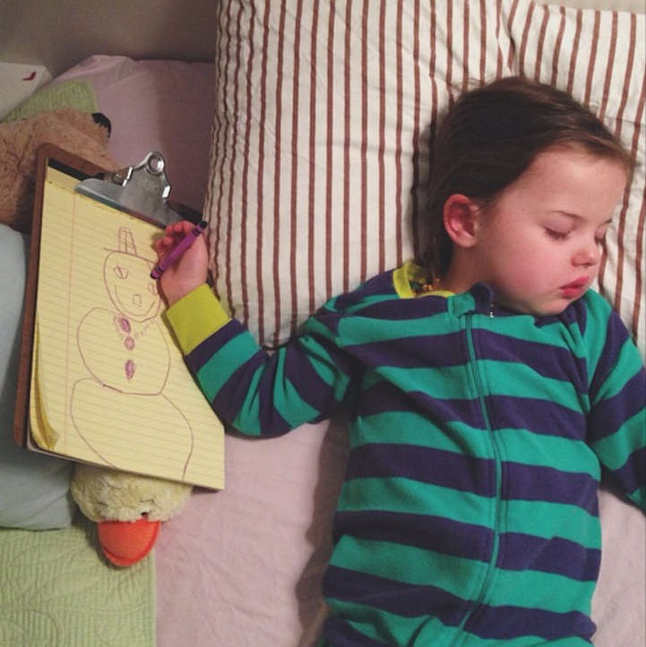 Cette fillette de 4 ans dessine en dormant