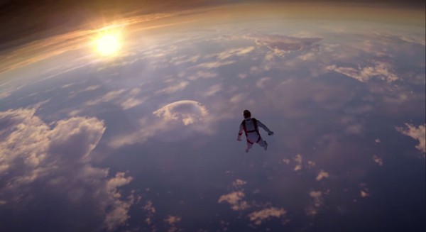 envolez-vous-au-dessus-des-nuages-avec-la-magnifique-publicite-de-sony-filmee-par-des-skydivers1