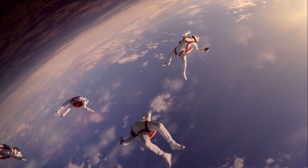 envolez-vous-au-dessus-des-nuages-avec-la-magnifique-publicite-de-sony-filmee-par-des-skydivers7
