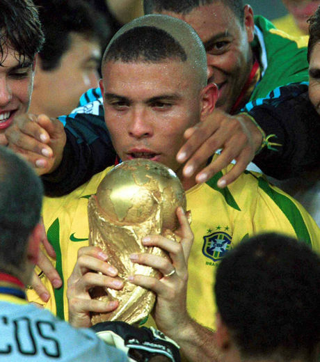 l-etrange-coupe-de-cheveux-de-ronaldo-lors-de-la-coupe-du-monde-2002_74165_w460