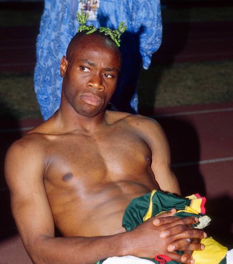 la-coupe-de-cheveux-etrange-de-taribo-west-avec-deux-petites-couettes-vertes_74158_w460