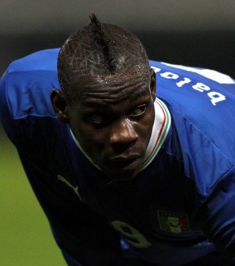 mario-balotelli-est-aussi-un-expert-de-la-coupe-de-cheveux-mais-prefere-avant-tout-les-cretes-et-les-tribaux_74156_w460