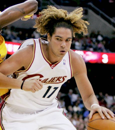 surnomme-tahiti-bob-le-joueur-des-cavaliers-de-cleveland-anderson-varejao-arbore-une-coupe-de-cheveux-toute-en-touffe-et-en-bouclettes_74144_w460
