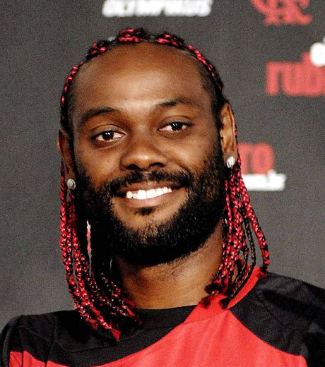 vagner-love-et-sa-coupe-de-cheveux-bizarre-avec-des-tresses-rouges_74167_w460