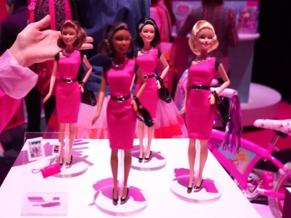 La-nouvelle-Barbie-business-woman-a-un-smartphone-et-un-iPad_exact780x585_l