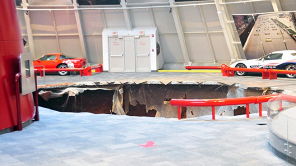 S1-Huit-voitures-avalees-par-un-sinkhole-au-National-Corvette-Museum-313150