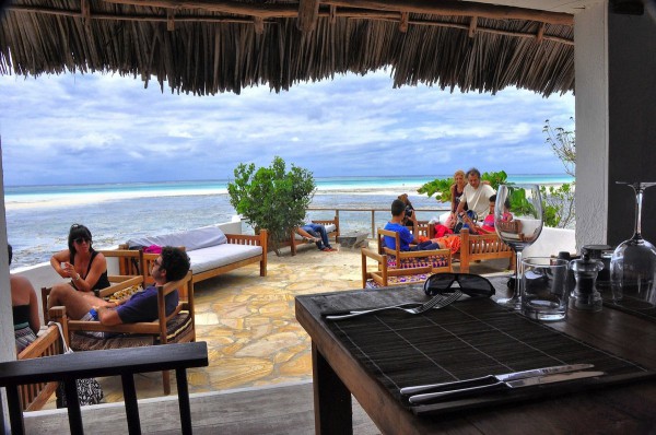 At the Rock, un restaurant de Zanzibar propose des repas à base de poissons fraîchement pêchés. 