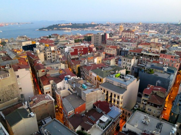 Istanbul peut être admiré depuis la terrasse de ce restaurant situé sur le toit du Marmara Pera Hotel. 