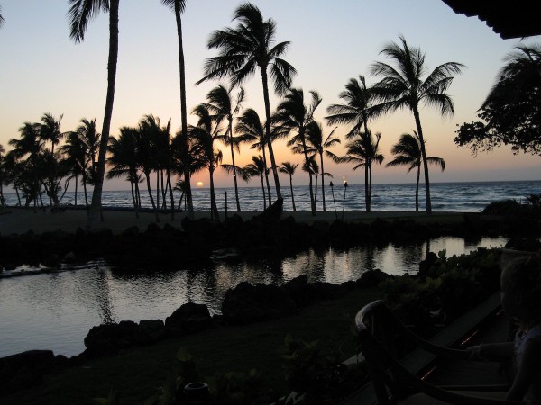 Le  Big Island's Mauna Lani Hotel propose de la cuisine traditionnelle hawaïenne avec une vue sur le Canoe House