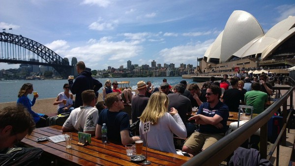 Prendre un verre au Sydney Opera Bar permet d'admirer le Harbour Bridge. 