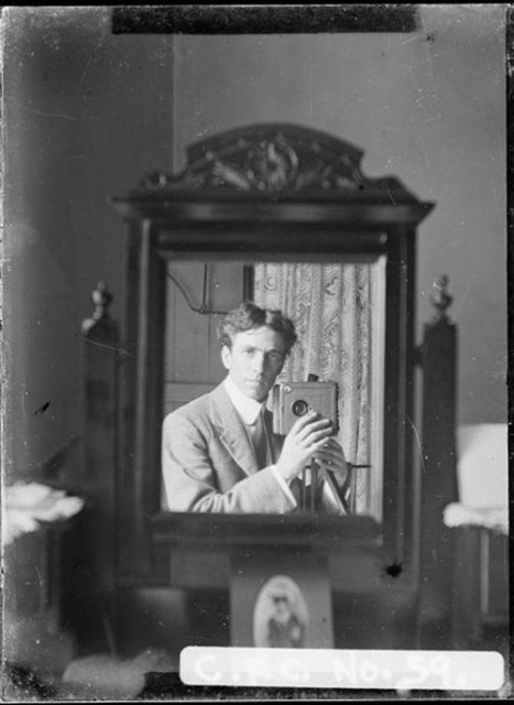 old-selfies-small-mirror-467x640
