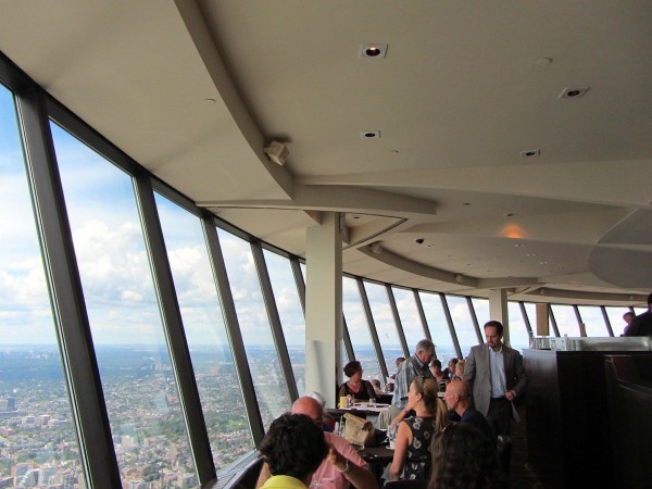 A 350 mètres au-dessus de Toronto, ce restaurant tourne sur lui-même. Cette vision panoramique permet de voir la ville sous tous ses angles.