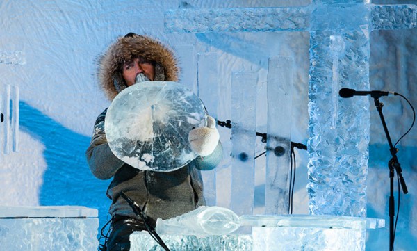 un-groupe-de-musique-donne-un-concert-avec-des-instruments-faits-de-glace1