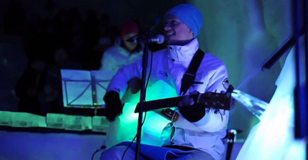 un-groupe-de-musique-donne-un-concert-avec-des-instruments-faits-de-glace10