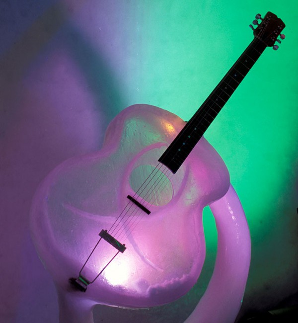 un-groupe-de-musique-donne-un-concert-avec-des-instruments-faits-de-glace12