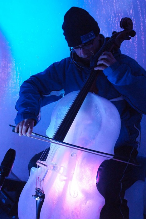 un-groupe-de-musique-donne-un-concert-avec-des-instruments-faits-de-glace13