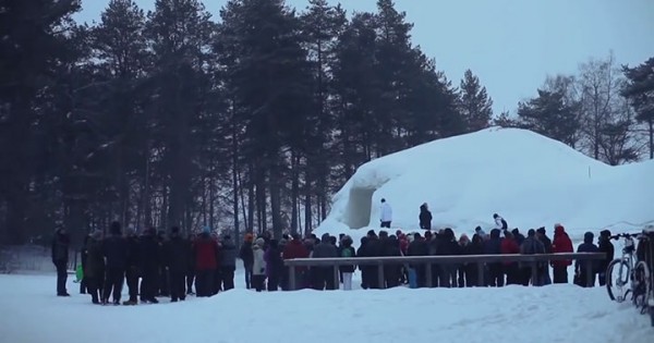 un-groupe-de-musique-donne-un-concert-avec-des-instruments-faits-de-glace2