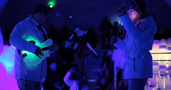 un-groupe-de-musique-donne-un-concert-avec-des-instruments-faits-de-glace4
