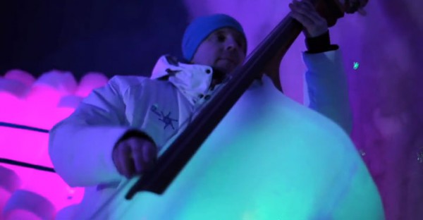 un-groupe-de-musique-donne-un-concert-avec-des-instruments-faits-de-glace8